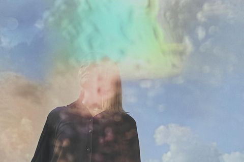 Künstlerisches Bild mit Mehrfachbelichtung – eine Frau schaut träumerisch in die Ferne