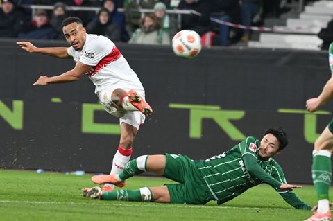 Jamie Leweling (l.) und der VfB hoffen auch im neuen Jahr auf viele Siege. (Archivbild) Foto: Carmen Jaspersen/dpa