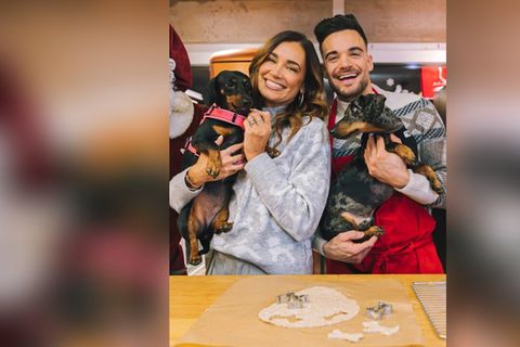 Jana Ina und Stefano Zarrella strahlen mit ihren Hunden bei einer besonderen Backaktion.