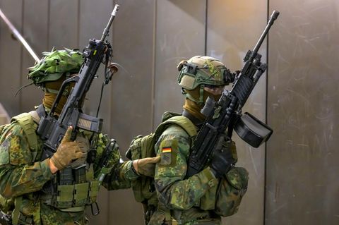 Persönliche Schutzausrüstung und Begleidung