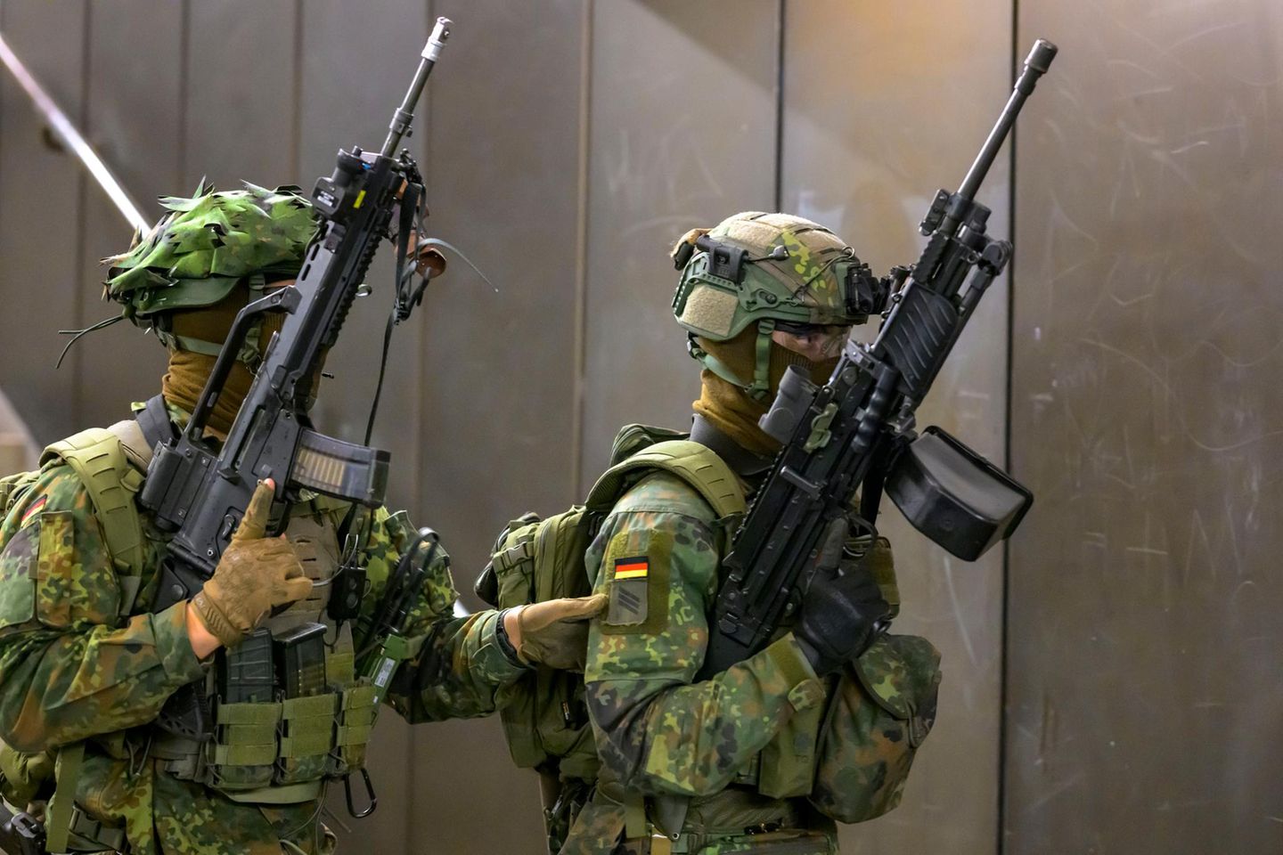 Persönliche Schutzausrüstung und Begleidung