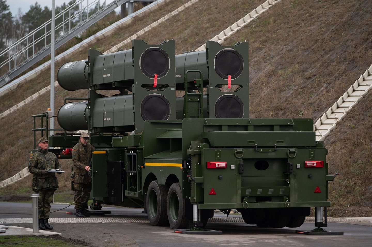 ...weshalb die Bundeswehr das israelische Raketenabwehrsystem Arrow 3 anschafft. Arrow soll Deutschland vor Raketen schützen, die oberhalb der Reichweite der Patriot-Systeme fliegen. Anfang Dezember wurden die ersten Fahrzeuge in Betrieb genommen, der Haushaltsausschuss hat nun Erweiterungen für 4 Milliarden Euro gebilligt