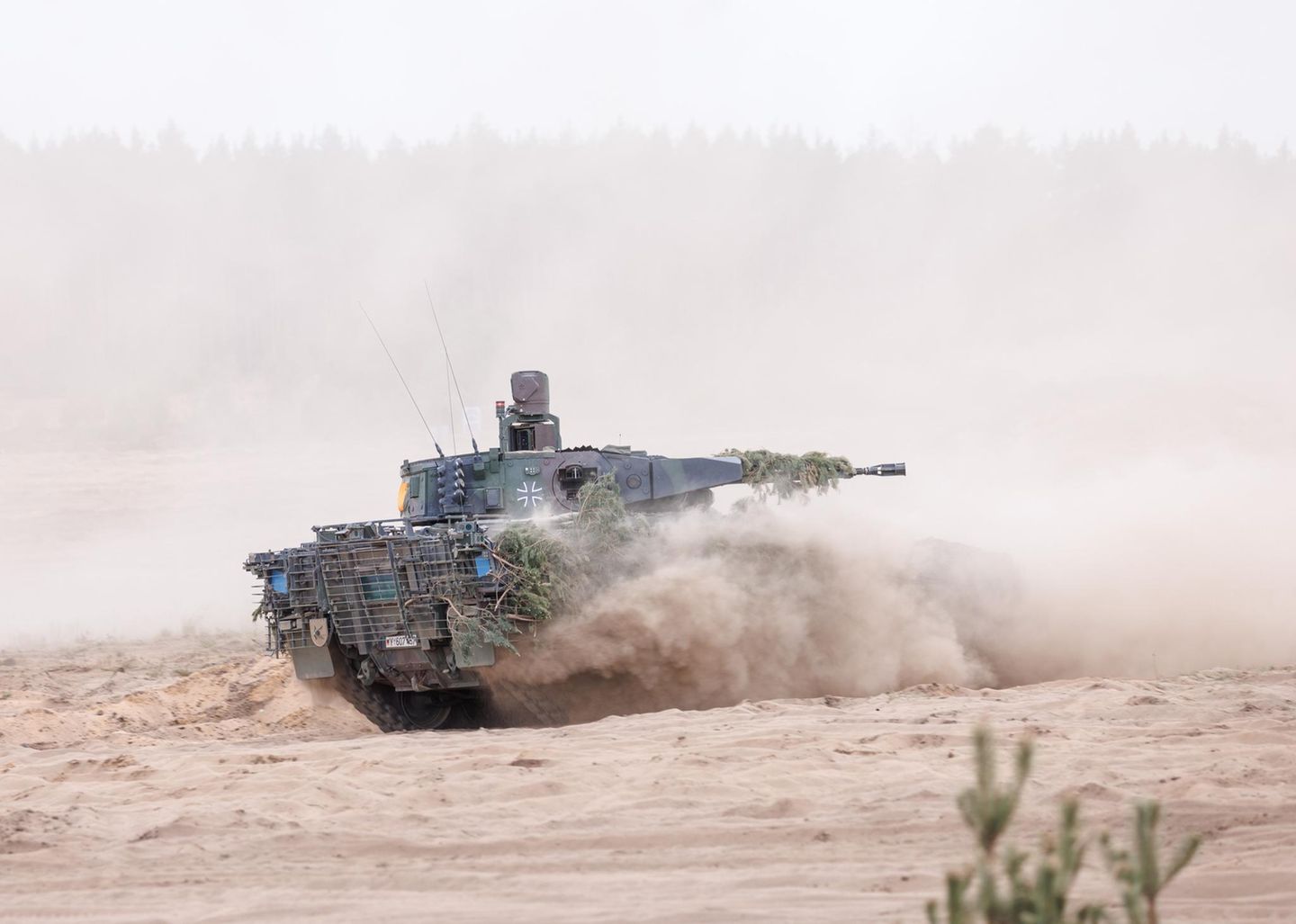 Für mehr als 4 Milliarden Euro soll es für das Heer weitere Schützenpanzer Puma geben. Der Panzer, hergestellt von KNDS und Rheinmetall, ist schon lange als "Pannenpanzer" bekannt. Auch in diesem Jahr gab es Berichte über Probleme bei der Auslieferung. Trotzdem setzt die Bundeswehr auf den Schützenpanzer – an der Nato-Ostflanke wird er dringend gebraucht