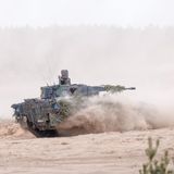 Für mehr als 4 Milliarden Euro soll es für das Heer weitere Schützenpanzer Puma geben. Der Panzer, hergestellt von KNDS und Rheinmetall, ist schon lange als "Pannenpanzer" bekannt. Auch in diesem Jahr gab es Berichte über Probleme bei der Auslieferung. Trotzdem setzt die Bundeswehr auf den Schützenpanzer – an der Nato-Ostflanke wird er dringend gebraucht