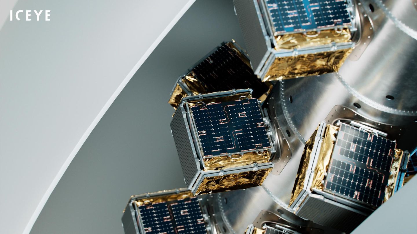 Auch ins Weltall will die Bundeswehr – mit dem Radarsatellitensystem "Spock". Die Satelliten können unabhängig von Tageszeit oder Wetterbedingungen Bilder liefern und so helfen, frühzeitig feindliche Bewegungen zu erkennen. Für Kritik hatte im Vorfeld gesorgt, dass das Joint Venture von Rheinmetall und dem finnischen Unternehmen Iceye Space Solutions den Zuschlag ohne Ausschreibung bekam. Nun hat der Haushaltsausschuss das Auftragsvolumen in Höhe von etwa 1,76 Milliarden Euro abgenickt