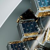 Auch ins Weltall will die Bundeswehr – mit dem Radarsatellitensystem "Spock". Die Satelliten können unabhängig von Tageszeit oder Wetterbedingungen Bilder liefern und so helfen, frühzeitig feindliche Bewegungen zu erkennen. Für Kritik hatte im Vorfeld gesorgt, dass das Joint Venture von Rheinmetall und dem finnischen Unternehmen Iceye Space Solutions den Zuschlag ohne Ausschreibung bekam. Nun hat der Haushaltsausschuss das Auftragsvolumen in Höhe von etwa 1,76 Milliarden Euro abgenickt