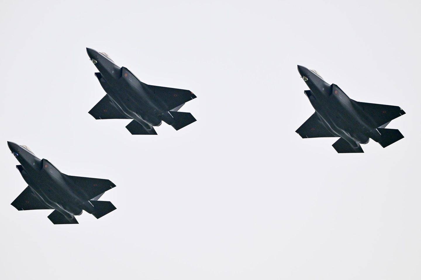 Es war eines der drängendsten Themen auf der Wunschliste zum Sondervermögen: neue Kampfjets. Bisher hatten "Tornado"-Kampfbomber die sogenannte nukleare Teilhabe Deutschlands in der Nato sichergestellt. Weil die aber in die Jahre gekommen sind, schafft Deutschland nun 35 hochmoderne F35-Kampfjets an – für 8,3 Milliarden Euro bis 2030, ab kommenden Jahr werden deutsche Piloten darauf trainiert. Doch es gibt Kritik: Weil die Flugzeuge aus den USA kommen, hat sich die US-Regierung weitreichende Einflussmöglichkeiten gesichert