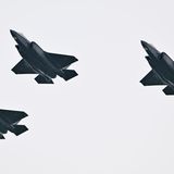 Es war eines der drängendsten Themen auf der Wunschliste zum Sondervermögen: neue Kampfjets. Bisher hatten "Tornado"-Kampfbomber die sogenannte nukleare Teilhabe Deutschlands in der Nato sichergestellt. Weil die aber in die Jahre gekommen sind, schafft Deutschland nun 35 hochmoderne F35-Kampfjets an – für 8,3 Milliarden Euro bis 2030, ab kommenden Jahr werden deutsche Piloten darauf trainiert. Doch es gibt Kritik: Weil die Flugzeuge aus den USA kommen, hat sich die US-Regierung weitreichende Einflussmöglichkeiten gesichert