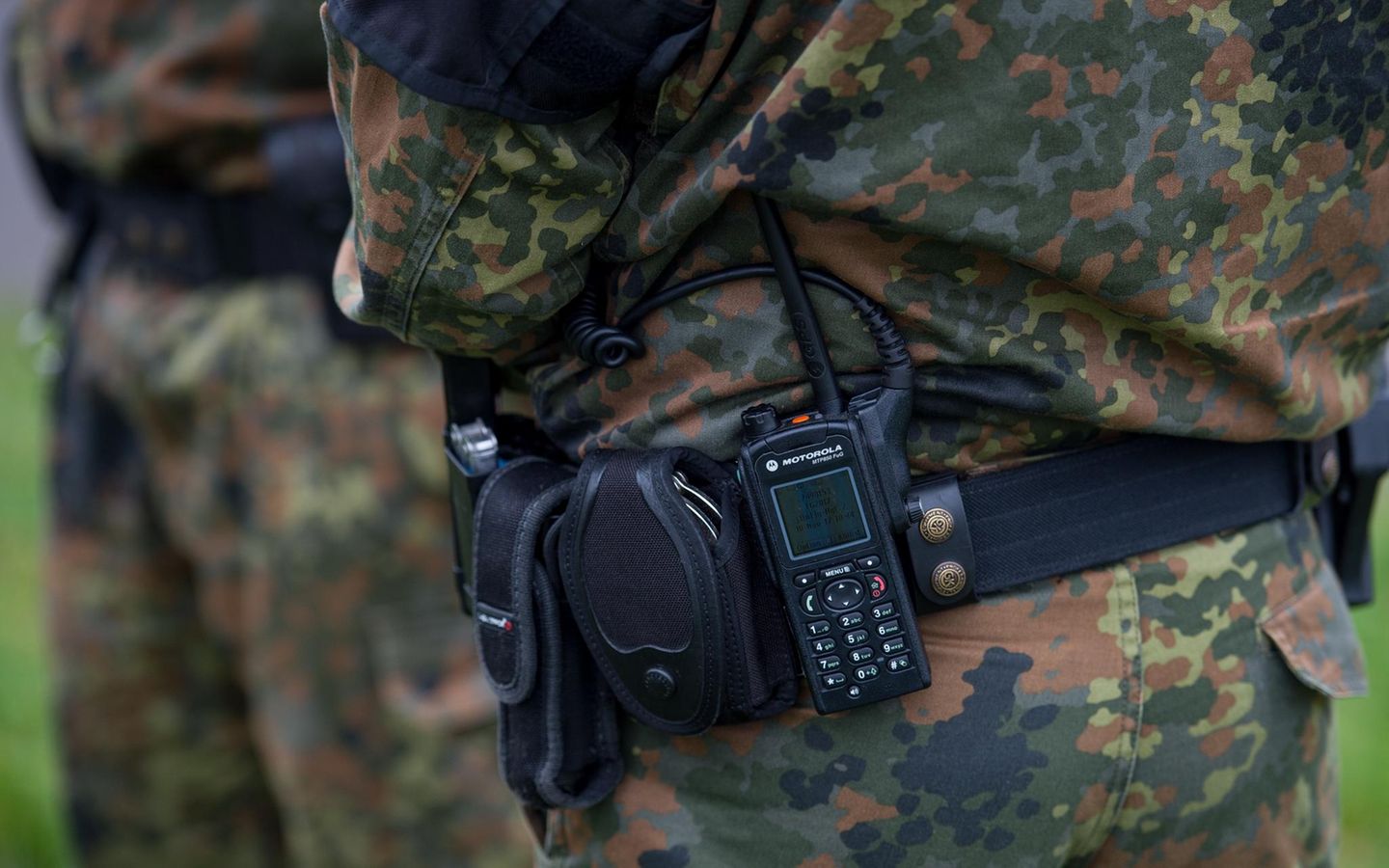 Der sperrige Titel "Digitalisierung landbasierte Operationen" (D-LBO) ist ein entscheidendes Projekt der Zeitenwende. Mit rund 11,5 Milliarden Euro sollte mehr als ein Zehntel des Sondervermögens in die Digitalisierung – und ausgerechnet hier gibt es Probleme. Vor allem der Digitalfunk will bisher nicht klappen: Im Mai musste ein Praxistest abgebrochen werden, weil der Umgang mit den Funkgeräten von Rhode & Schwarz schieflief