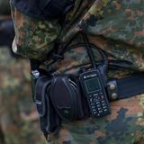 Der sperrige Titel "Digitalisierung landbasierte Operationen" (D-LBO) ist ein entscheidendes Projekt der Zeitenwende. Mit rund 11,5 Milliarden Euro sollte mehr als ein Zehntel des Sondervermögens in die Digitalisierung – und ausgerechnet hier gibt es Probleme. Vor allem der Digitalfunk will bisher nicht klappen: Im Mai musste ein Praxistest abgebrochen werden, weil der Umgang mit den Funkgeräten von Rhode & Schwarz schieflief