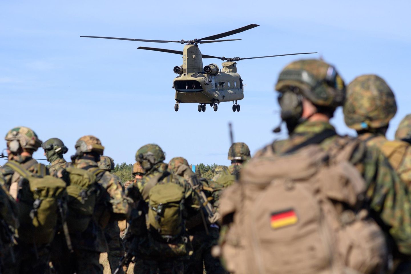 Gleich 60 Stück des Transporthubschraubers CH47-F "Chinook" hat die Bundeswehr bestellt – für etwa 7,3 Milliarden Euro aus dem Sondervermögen. Hergestellt werden sie vom US-Unternehmen Boeing, im Jahr 2027 soll der erste Hubschrauber in Deutschland ankommen. Die Ausbildung deutscher Piloten soll bereits laufen