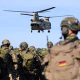 Gleich 60 Stück des Transporthubschraubers CH47-F "Chinook" hat die Bundeswehr bestellt – für etwa 7,3 Milliarden Euro aus dem Sondervermögen. Hergestellt werden sie vom US-Unternehmen Boeing, im Jahr 2027 soll der erste Hubschrauber in Deutschland ankommen. Die Ausbildung deutscher Piloten soll bereits laufen