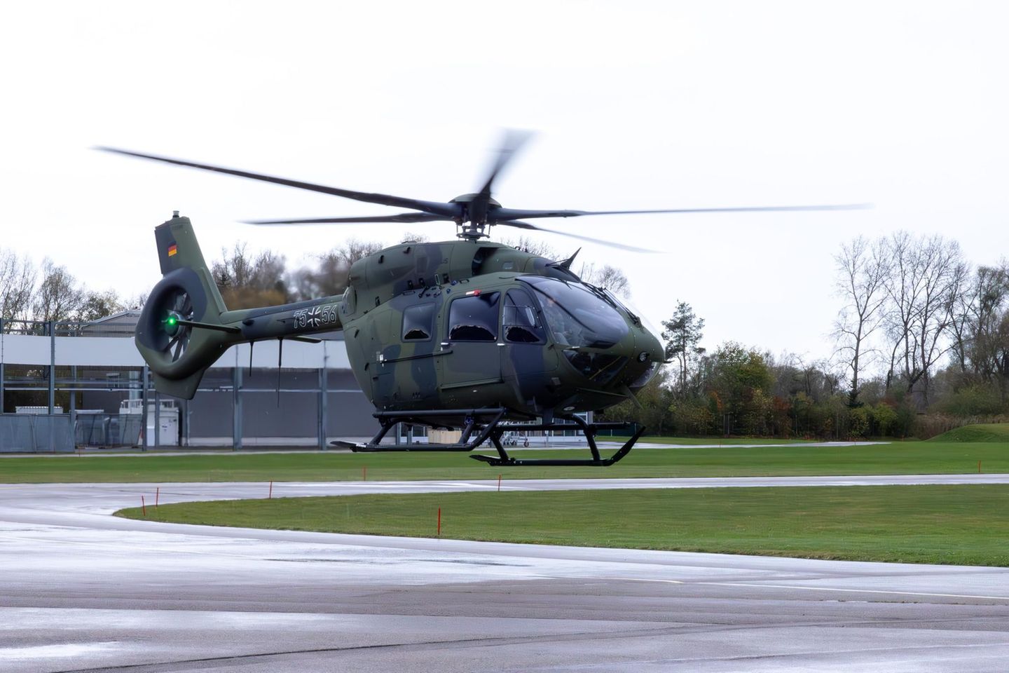 62 Mehrzweckhubschrauber H145M holt sich die Bundeswehr ins Arsenal – und die ersten sind schon da. Bereits im Dezember 2023 beschloss der Haushaltsausschuss die Anschaffung der Helikopter, der vor allem Spezialkommandos transportieren kann. Insgesamt kosten die Hubschrauber rund 2,63 Milliarden Euro, bis 2028 werden sie aus dem Sondervermögen bezahlt. Hergestellt werden sie vom Unternehmen Airbus