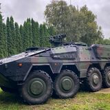 Insgesamt 123 Radpanzer "Boxer" standen auf der Wunschliste der Bundeswehr – im März 2024 genehmigte das Parlament die Anschaffung. Der Panzer kommt aus Australien und ist insgesamt mit rund 1,94 Milliarden Euro in den Büchern. Die Auslieferung läuft zwischen 2025 und 2030, den Wartungsvertrag über fünf Jahre und über 750 Millionen Euro hat sich Rheinmetall gesichert