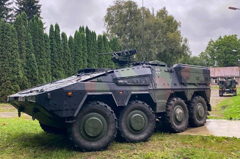 Insgesamt 123 Radpanzer "Boxer" standen auf der Wunschliste der Bundeswehr – im März 2024 genehmigte das Parlament die Anschaffung. Der Panzer kommt aus Australien und ist insgesamt mit rund 1,94 Milliarden Euro in den Büchern. Die Auslieferung läuft zwischen 2025 und 2030, den Wartungsvertrag über fünf Jahre und über 750 Millionen Euro hat sich Rheinmetall gesichert