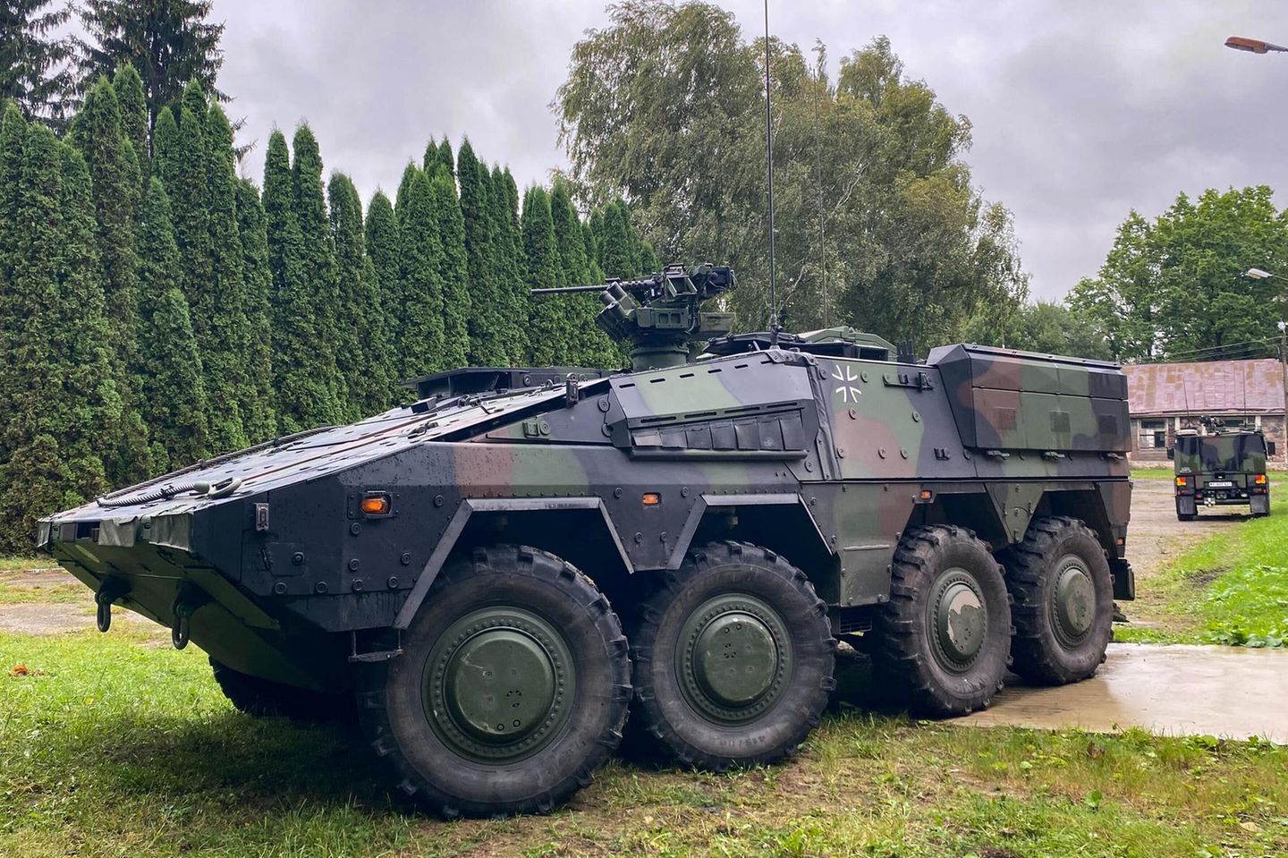 Insgesamt 123 Radpanzer "Boxer" standen auf der Wunschliste der Bundeswehr – im März 2024 genehmigte das Parlament die Anschaffung. Der Panzer kommt aus Australien und ist insgesamt mit rund 1,94 Milliarden Euro in den Büchern. Die Auslieferung läuft zwischen 2025 und 2030, den Wartungsvertrag über fünf Jahre und über 750 Millionen Euro hat sich Rheinmetall gesichert