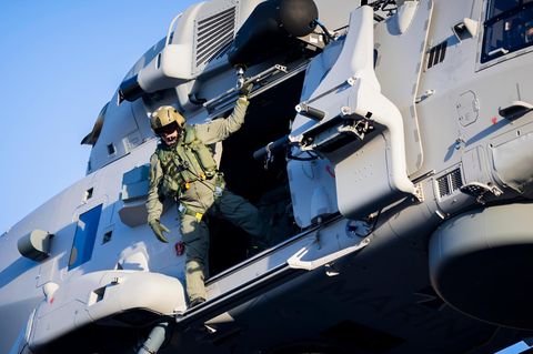 Ein Soldat der Bundeswehr schaut aus einem Helikopter