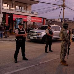 Polizisten bewachen die Leiche des getöteten ecuadorianischen Fußballspielers Mario Pineida