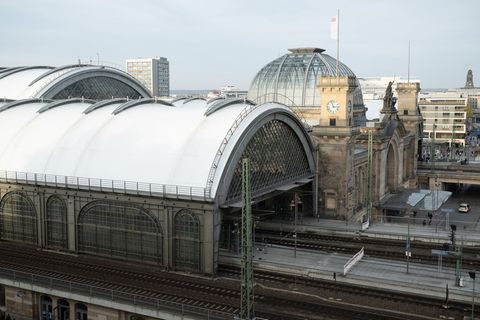 Am Dresdner Hauptbahnhof stehen mehrtägige Sperrungen bevor. (Archivbild) Foto: Sebastian Kahnert/dpa