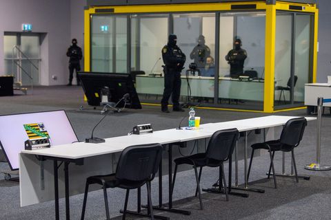 Der Platz des Angeklagten im Gerichtssaal ist in einem Glaskasten. (Archivbild) Foto: Klaus-Dietmar Gabbert/dpa