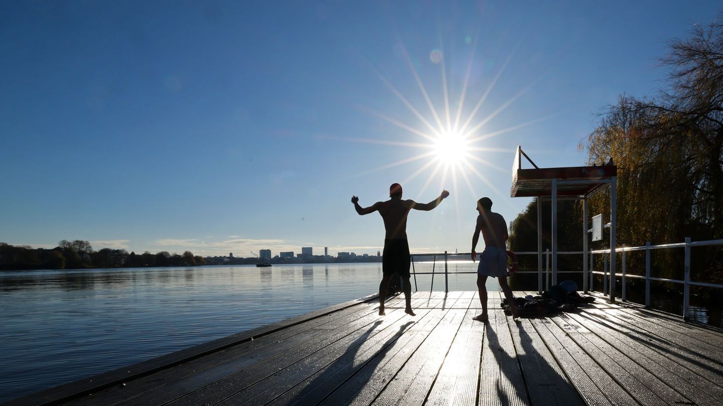 SPD und Grüne wollen mehr Badestellen an Hamburgs Gewässern. (Symbolbild) Foto: Christian Charisius/dpa