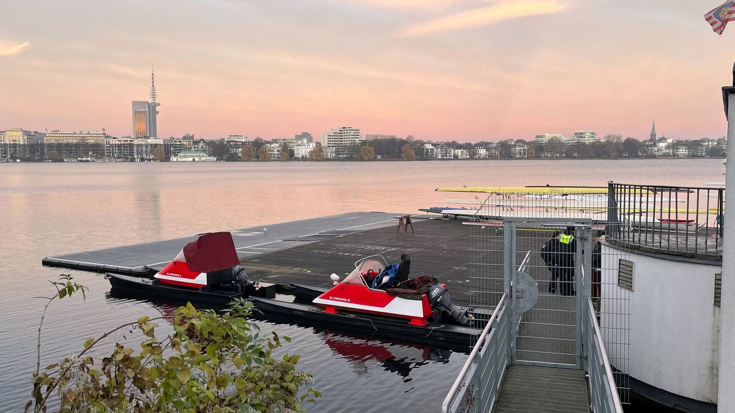 Auf der Außenalster sind am frühen Morgen in der Dunkelheit zwei Ruderboote zusammengestoßen - neun Menschen sind über Bord gega