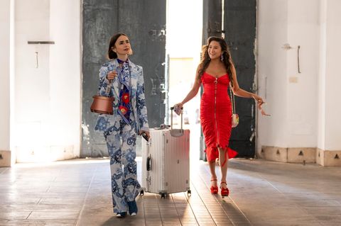 Emily und ihre Freundin Mindy in einer Szene von Emily in Paris