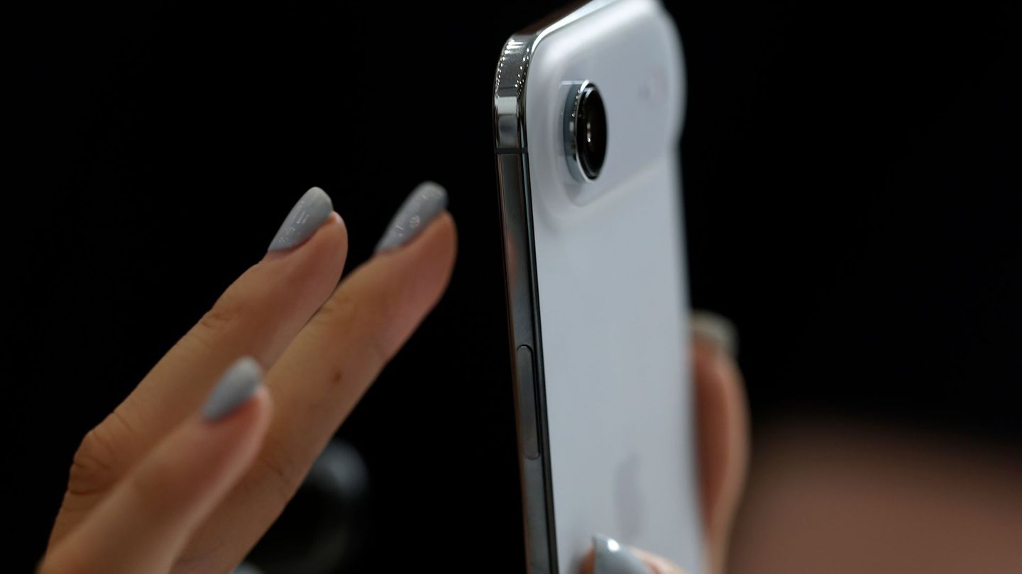 Die mutigsten Smartphones kommen dieses Jahr von Apple und Samsung. Mit dem iPhone Air (im Bild) und dem Galaxy S25 Edge haben die beiden Unternehmen die bisher dünnsten Geräte auf den Markt gebracht. Der größte Vorteil: Sie liegen enorm leicht in der Hand. In Bezug auf die Ingenieurskunst sind beide Modelle beeindruckend, hat man sie einmal angefasst, möchte man kaum noch ein schweres Smartphone nutzen. Das Marketing dürfte aber eine Herausforderung sein: Viele potenzielle Kunden fürchten offenbar die Einschränkungen durch das dünne Gehäuse