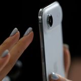 Die mutigsten Smartphones kommen dieses Jahr von Apple und Samsung. Mit dem iPhone Air (im Bild) und dem Galaxy S25 Edge haben die beiden Unternehmen die bisher dünnsten Geräte auf den Markt gebracht. Der größte Vorteil: Sie liegen enorm leicht in der Hand. In Bezug auf die Ingenieurskunst sind beide Modelle beeindruckend, hat man sie einmal angefasst, möchte man kaum noch ein schweres Smartphone nutzen. Das Marketing dürfte aber eine Herausforderung sein: Viele potenzielle Kunden fürchten offenbar die Einschränkungen durch das dünne Gehäuse