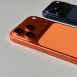 iPhone 17 Pro Max (links) und iPhone 17 Pro liegen nebeneinander