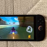 Die Nintendo Switch 2 liegt im Test auf einem Stuhl