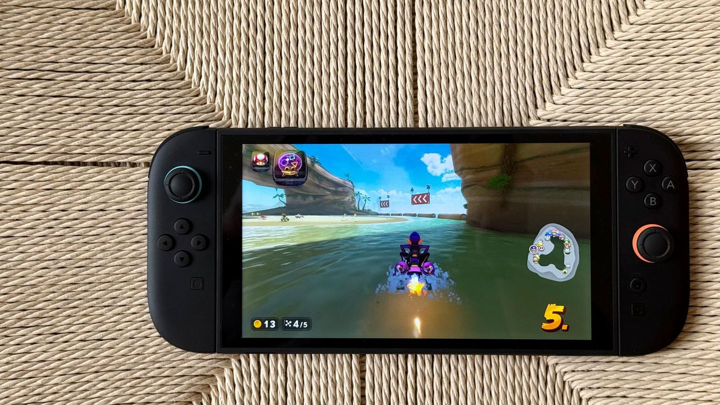 Die Nintendo Switch 2 liegt im Test auf einem Stuhl