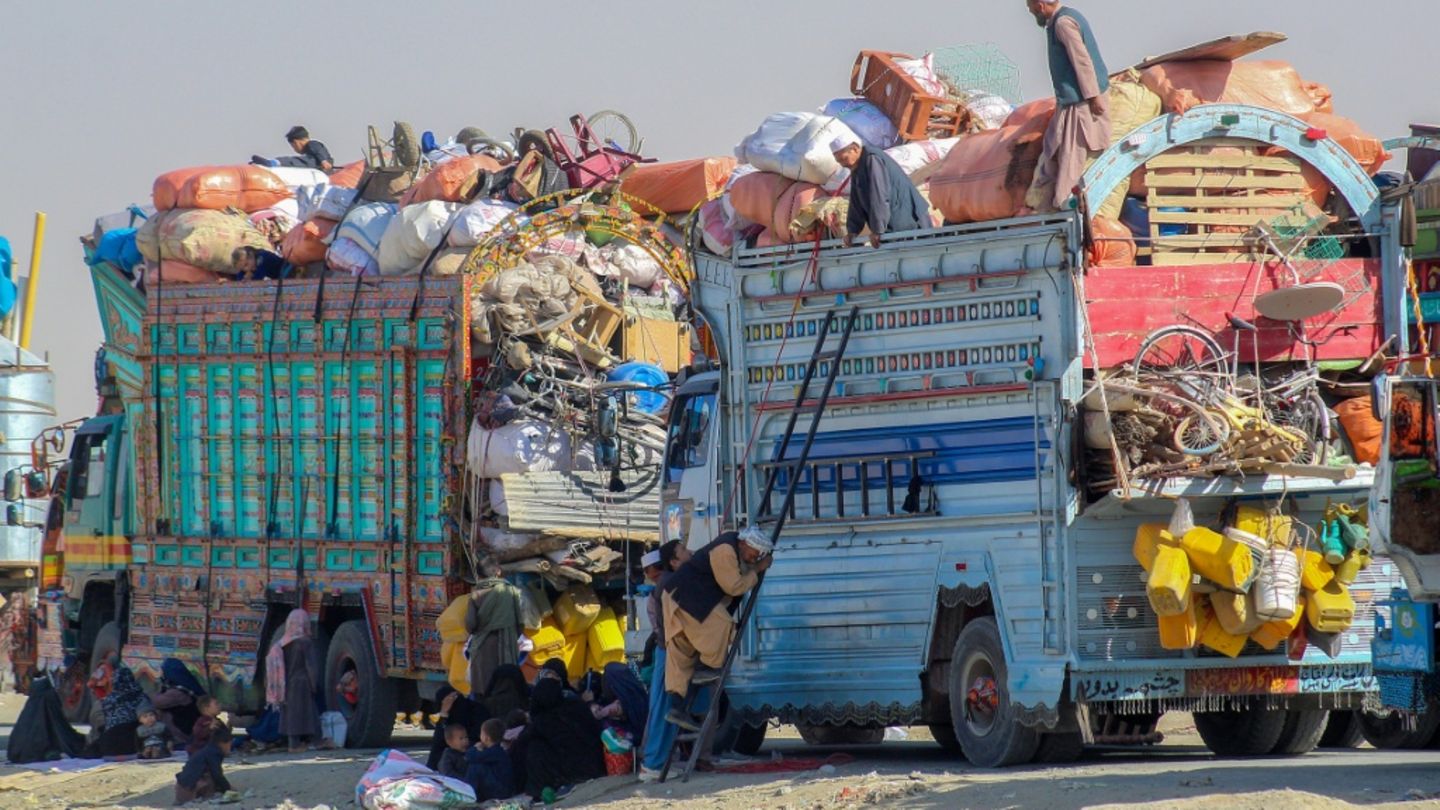 Aus Pakistan abgeschobene Afghanen an der Grenze