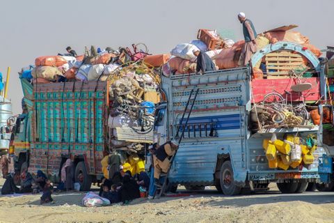 Aus Pakistan abgeschobene Afghanen an der Grenze