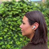 Eine junge Frau trägt Apples Airpods Pro 3