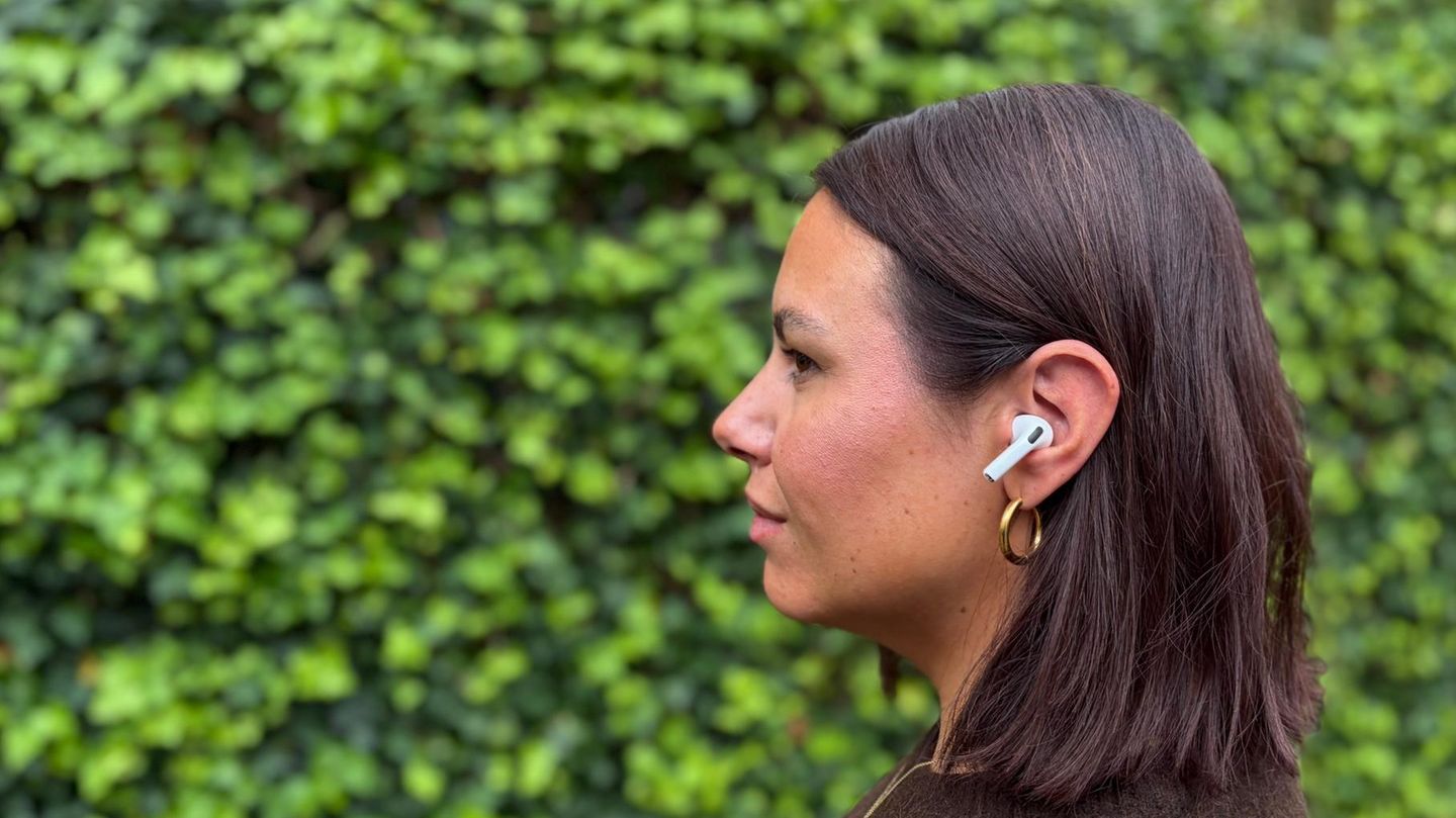 Eine junge Frau trägt Apples Airpods Pro 3