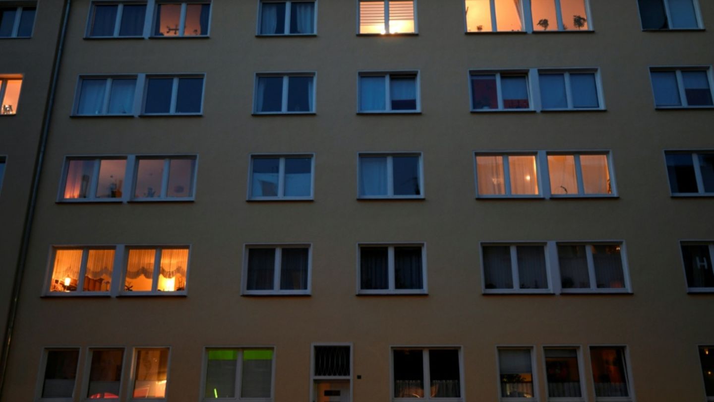 Haus mit beleuchteten Wohnungsfenstern