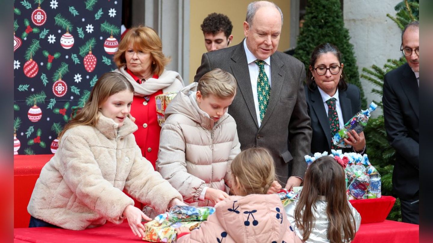 Prinzessin Gabriella und Prinz Jacques beschenken monegassische Kinder. Papa Fürst Albert II. beobachtet die Kinderbescherung.