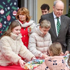 Prinzessin Gabriella und Prinz Jacques beschenken monegassische Kinder. Papa Fürst Albert II. beobachtet die Kinderbescherung.