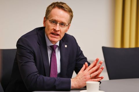 Daniel Günther setzt sich für ein Social-Media-Verbot für junge Leute unter 16 Jahren ein. Foto: Frank Molter/dpa