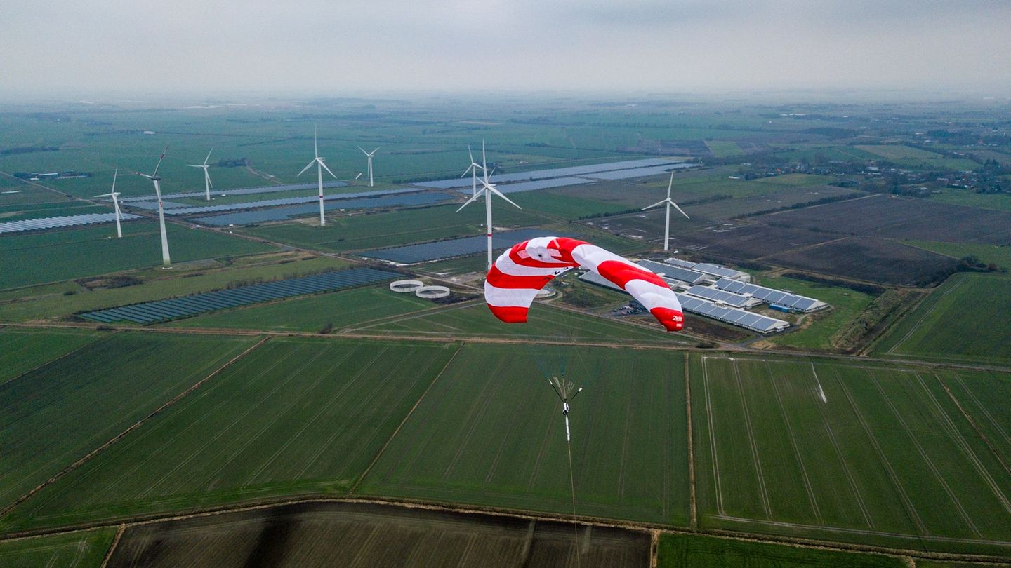 Der Schirm einer Skysails-Anlage schwebt über den Äckern der norddeutschen Stadt Klixbüll. (Archivbild) Foto: Axel Heimken/dpa