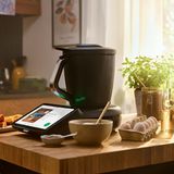 Thermomix TM 7 steht in einer Küche