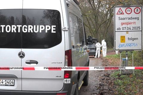 Die Frau war auf einem Feldweg gefunden worden. (Archivbild) Foto: Thorsten Kremers/dpa