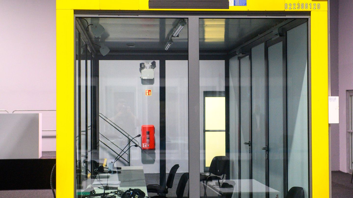 Der Platz des Angeklagten im Verhandlungssaal blieb leer. Foto: Klaus-Dietmar Gabbert/dpa