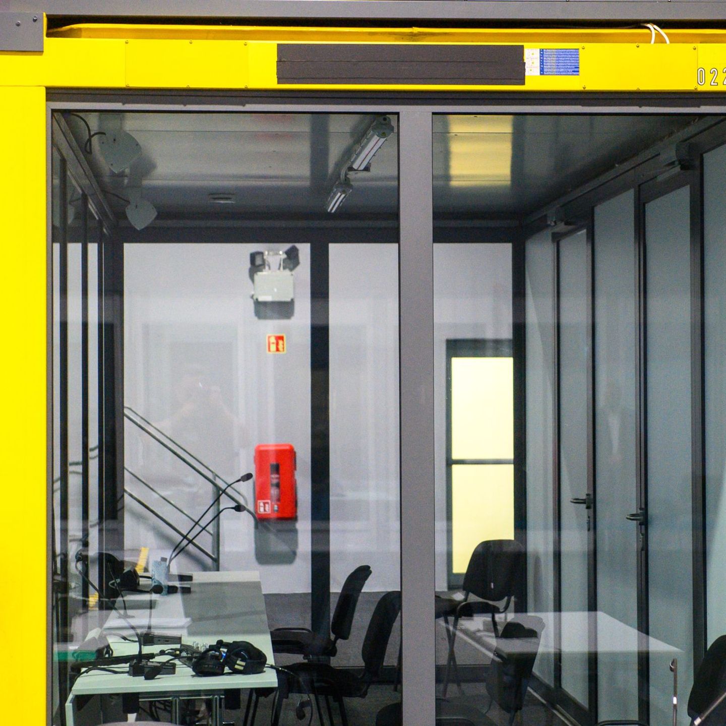 Der Platz des Angeklagten im Verhandlungssaal blieb leer. Foto: Klaus-Dietmar Gabbert/dpa