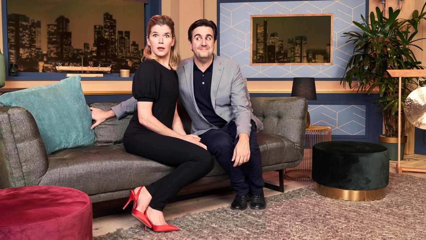 Anke Engelke und Bastian Pastewka sitzen bei "Lol" auf einem Sofa