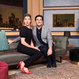 Anke Engelke und Bastian Pastewka sitzen bei "Lol" auf einem Sofa