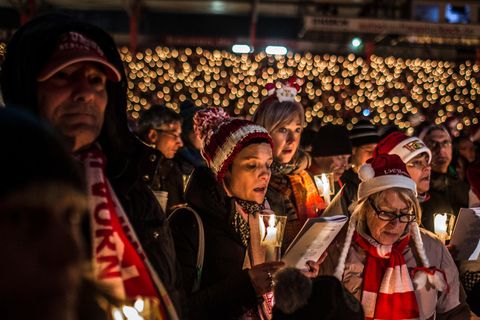 Ob beim weihnachtlichen Fan-Singen im Stadion oder daheim hinter verschlossenen Türen: Körper und Seele profitieren überraschend vielseitig, wenn wir gemeinsam ein Lied anstimmen