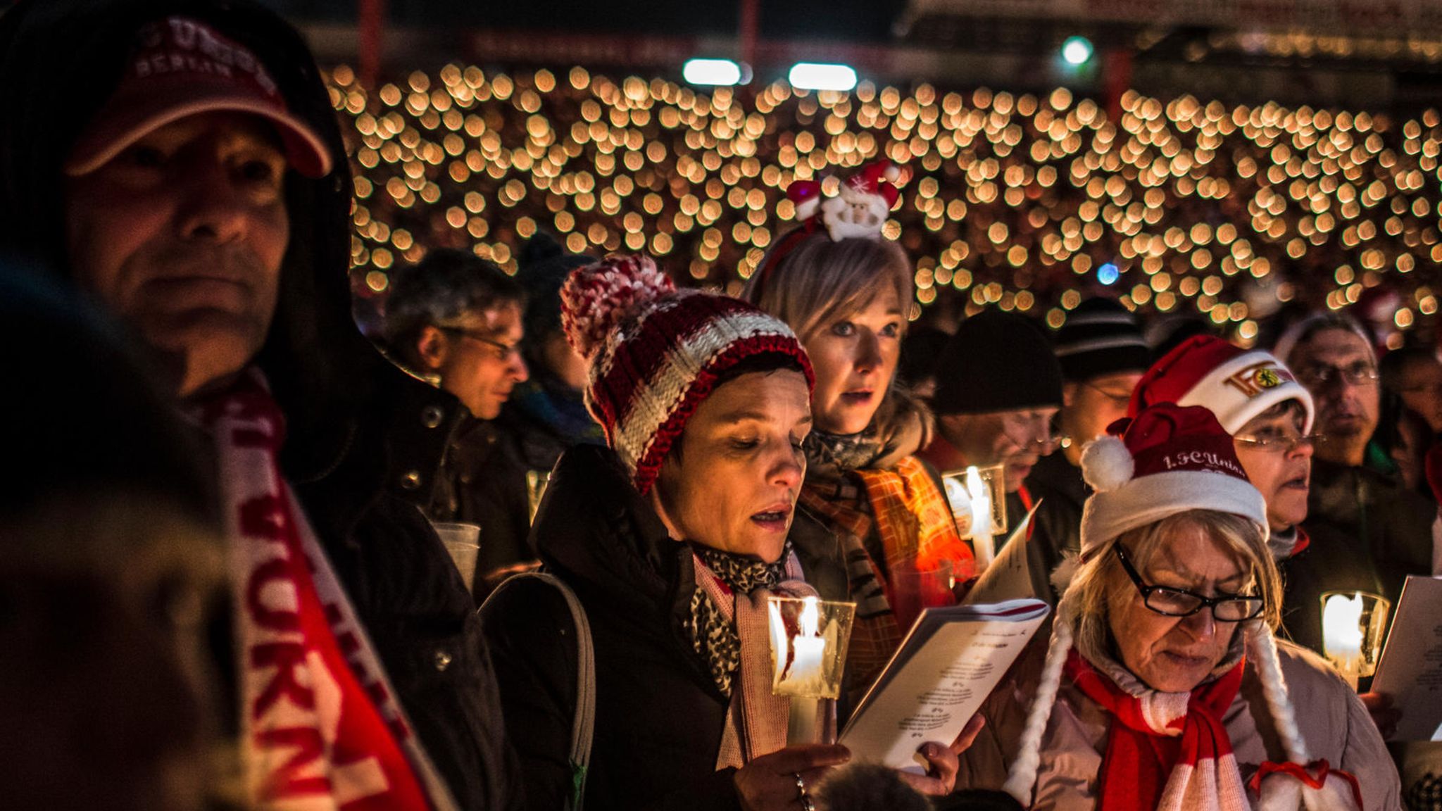 Ob beim weihnachtlichen Fan-Singen im Stadion oder daheim hinter verschlossenen Türen: Körper und Seele profitieren überraschend vielseitig, wenn wir gemeinsam ein Lied anstimmen