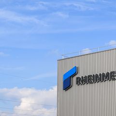 Ganz da oben könnten sie sein: Weltraum-Satelliten, auf die Rheinmetall Zugriff hat und deren Aufnahmen die Firma verkauft. (Arc